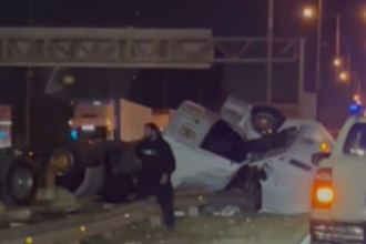 Autopista Panamericana: un camión incrustó a un auto y quedó destrozado