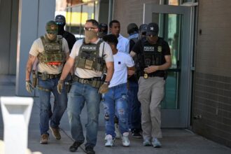 Avanza el ICE: el condado de Nueva York que desafió a Kathy Hochul ahora dejará que sus agentes usen máscaras