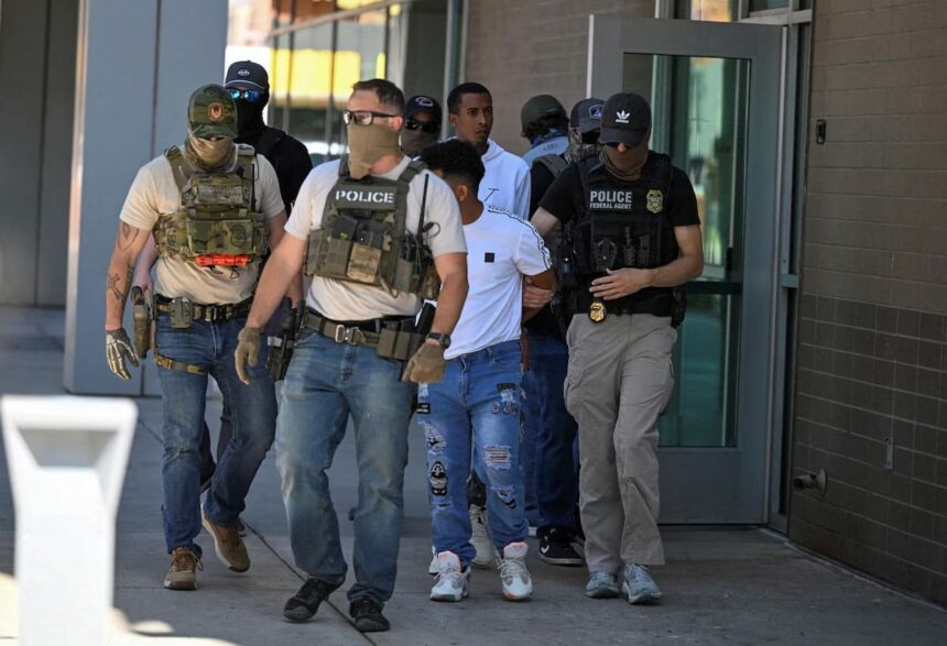 Avanza el ICE: el condado de Nueva York que desafió a Kathy Hochul ahora dejará que sus agentes usen máscaras