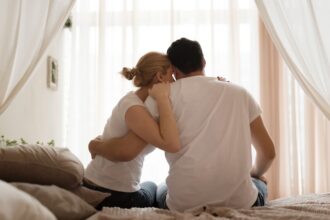 Qué es el “mankeeping” y por qué tiene cansadas a las mujeres