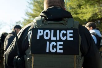 Se paró frente al ICE y les impidió el paso: la batalla del conductor de un consultorio móvil para migrantes