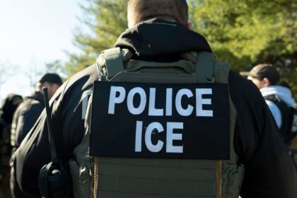 Se paró frente al ICE y les impidió el paso: la batalla del conductor de un consultorio móvil para migrantes