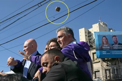 Así fue el momento en el que le arrojaron un objeto al Presidente