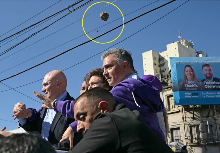 Así fue el momento en el que le arrojaron un objeto al Presidente