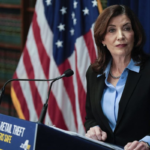 Avanza el plan de Kathy Hochul en las escuelas de Nueva York: habrá restricciones desde el otoño 2025