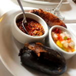 Chimichurri vs. salsa criolla: los tips de las parrillas porteñas para preparar las salsas infaltables en un asado