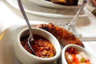 Chimichurri vs. salsa criolla: los tips de las parrillas porteñas para preparar las salsas infaltables en un asado