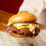 Cómo es la técnica para hacer hamburguesas finitas, jugosas y crocantes que cada vez más locales porteños aplican
