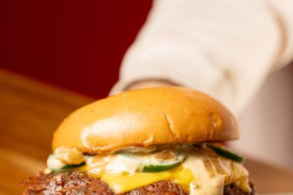 Cómo es la técnica para hacer hamburguesas finitas, jugosas y crocantes que cada vez más locales porteños aplican