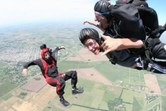 Cómo es saltar desde un avión con un elemento que pensó Da Vinci y hoy es una aventura que puede hacer cualquiera