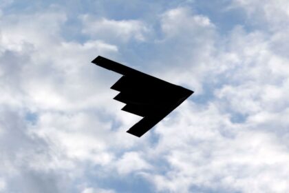 Cómo son los B-2 y los F-22, los aviones militares que sobrevolaron a Trump y Putin en su cumbre en Alaska