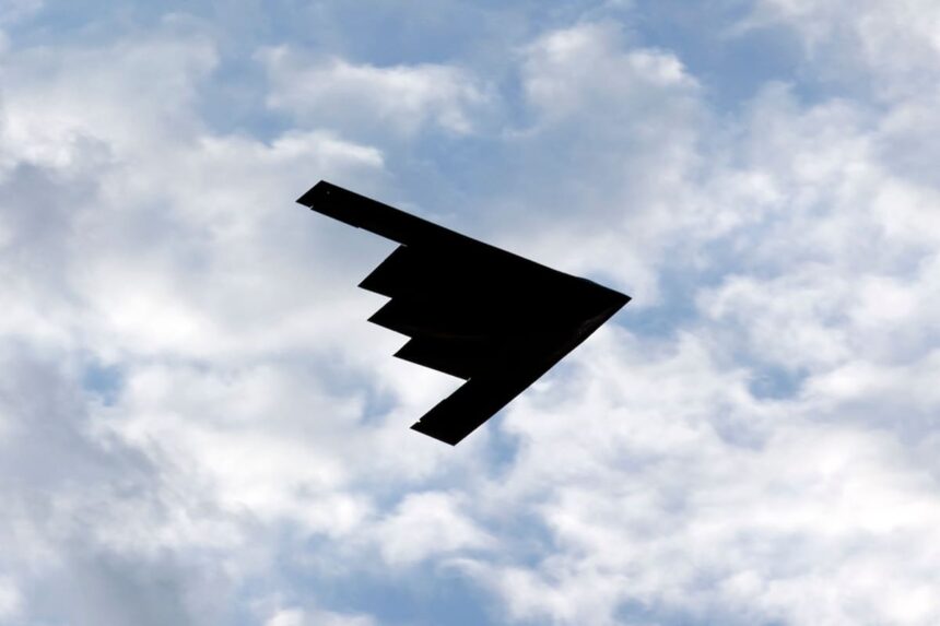 Cómo son los B-2 y los F-22, los aviones militares que sobrevolaron a Trump y Putin en su cumbre en Alaska