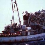 El buque impactado por un misil que regresó a continente sin puente de comando pero con la bandera de guerra en lo más alto