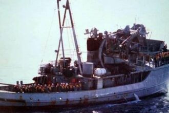 El buque impactado por un misil que regresó a continente sin puente de comando pero con la bandera de guerra en lo más alto