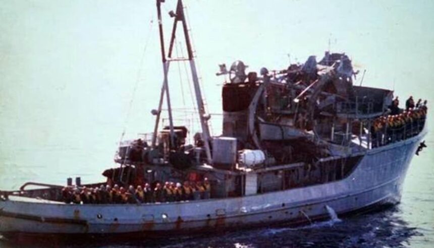 El buque impactado por un misil que regresó a continente sin puente de comando pero con la bandera de guerra en lo más alto