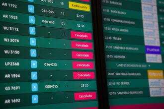 El tercer paro de controladores en cinco días vuelve a paralizar hoy los vuelos: en qué horarios será