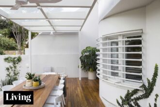 En busca de espacio para crecer, una arquitecta reformó esta casa de curvas racionalistas para vivir en familia
