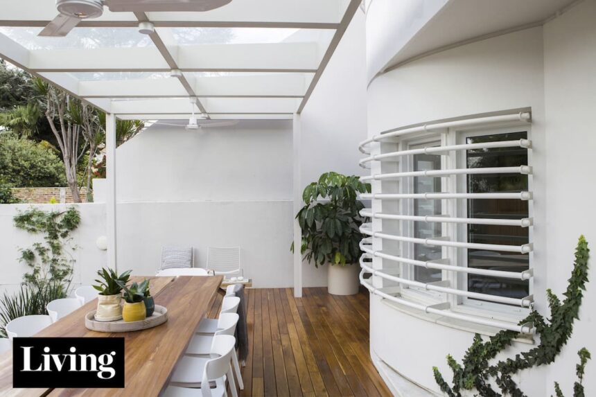 En busca de espacio para crecer, una arquitecta reformó esta casa de curvas racionalistas para vivir en familia