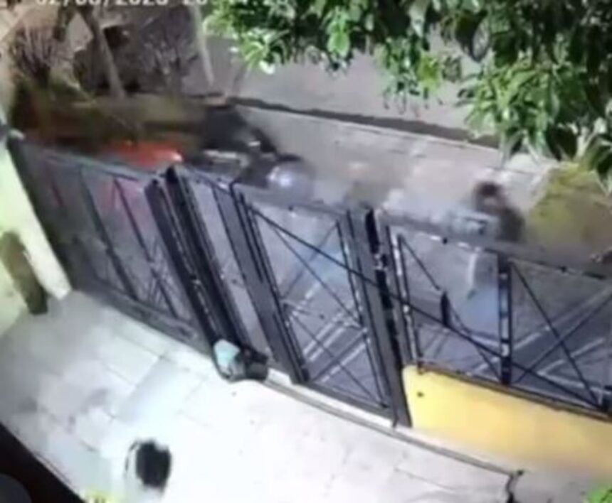 Escapaba de un robo, arrojó la mochila a una casa y los ladrones se fueron sin nada