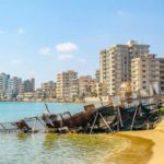 Fue un destino lujoso, aspiraba a ser “la Miami de Europa”, pero terminó en escombros y hoy la pueden visitar