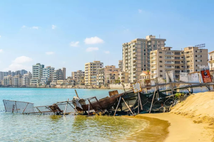 Fue un destino lujoso, aspiraba a ser “la Miami de Europa”, pero terminó en escombros y hoy la pueden visitar