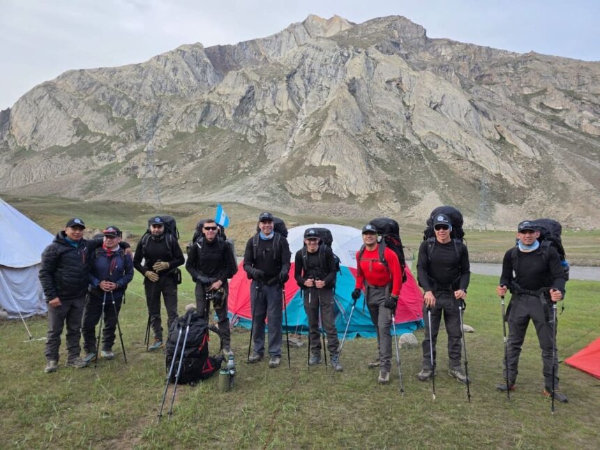Hito histórico: una cordada del Ejército hizo cumbre por primera vez en el Himalaya