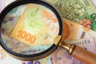 La estrategia con la que el Gobierno quiere empezar a bajar las tasas en pesos