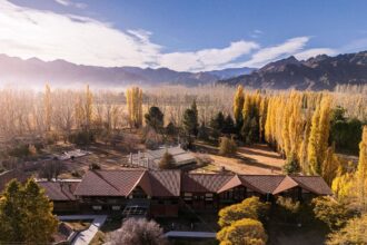 La historia detrás de la reapertura de un hotel que fue un castillo y está ubicado donde filmó Brad Pitt