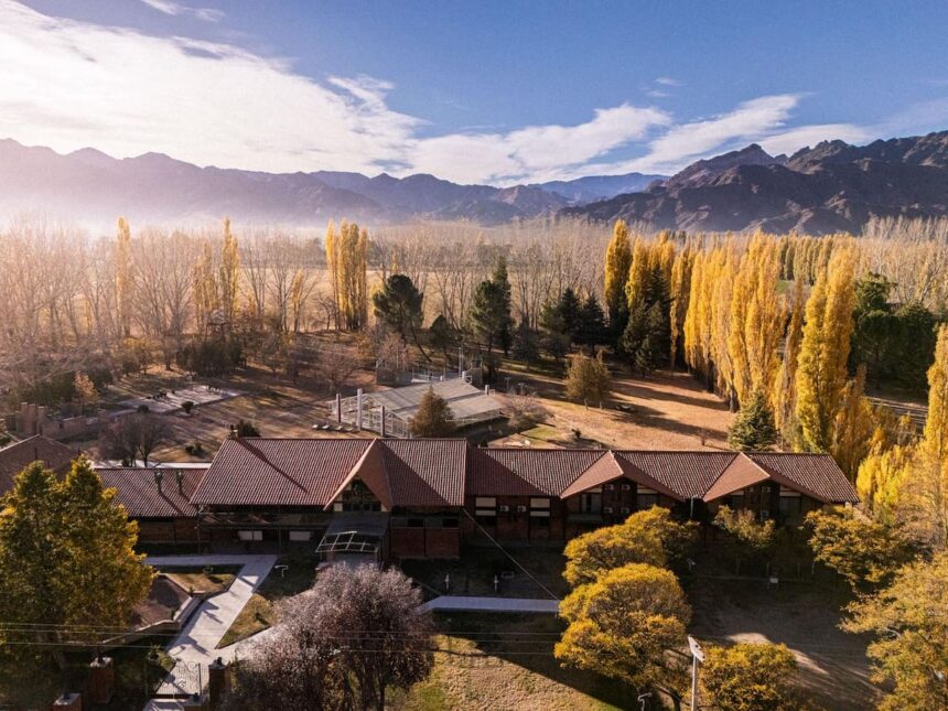 La historia detrás de la reapertura de un hotel que fue un castillo y está ubicado donde filmó Brad Pitt