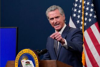 La ley firmada por Gavin Newsom que impone multas de hasta US$1000 y limita la venta de bicicletas eléctricas