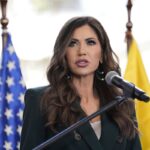 La regla de Kristi Noem para “ahorrar dinero” que paraliza al DHS y provoca largos retrasos