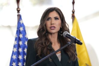 La regla de Kristi Noem para “ahorrar dinero” que paraliza al DHS y provoca largos retrasos