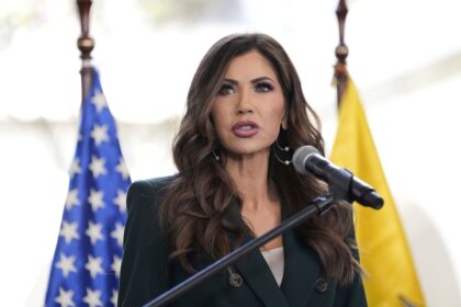 La regla de Kristi Noem para “ahorrar dinero” que paraliza al DHS y provoca largos retrasos