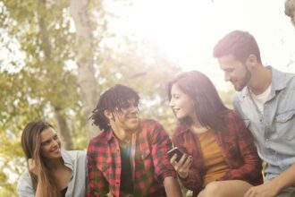 Qué es el “pebbling”, la tendencia viral que vincula a los jóvenes en redes sociales