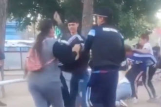 Una violenta y multitudinaria pelea entre mujeres interrumpió un festejo por el Día del Niño