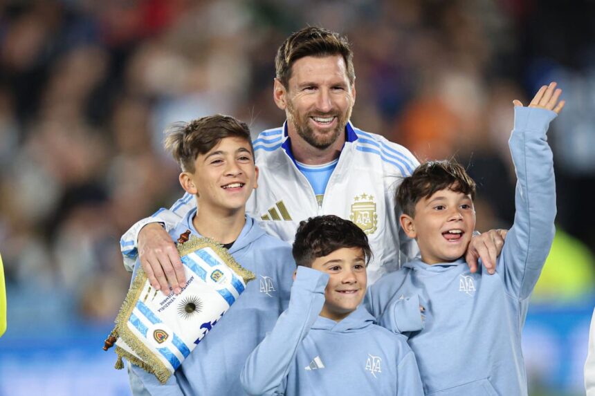 Así fue el emotivo ingreso de Lionel Messi y otros jugadores de la selección con sus hijos