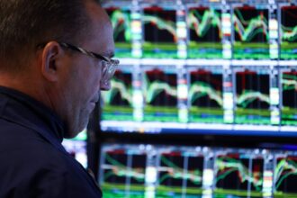 Cae el riesgo país, el dólar baja $75 y se disparan hasta 20% acciones y bonos tras los anuncios del Gobierno