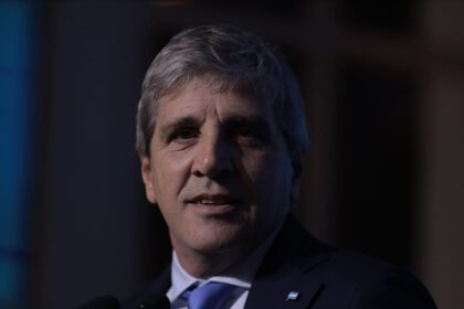 Caputo le habló al “mercado” y advirtió que venderá “hasta el último dólar” para defender el techo de la banda