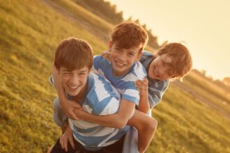 Día del Hermano: por qué se celebra hoy y 150 frases para compartir