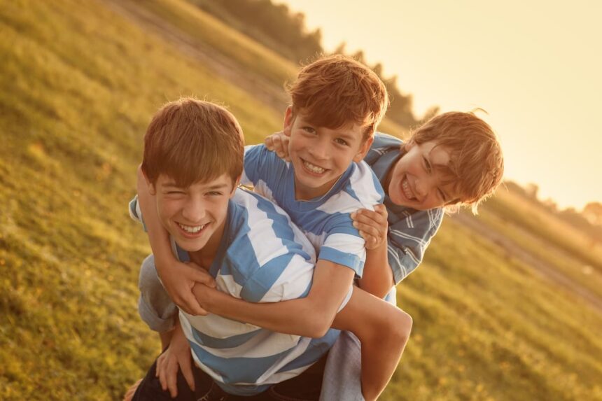 Día del Hermano: por qué se celebra hoy y 150 frases para compartir