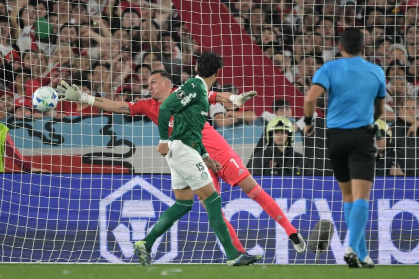 El cabezazo de Gómez, la sutileza de Vitor Roque, el descuento de River y una jugada muy polémica