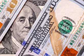 El dólar alcanza valores previos a las elecciones y el riesgo país perforó los 1000 puntos