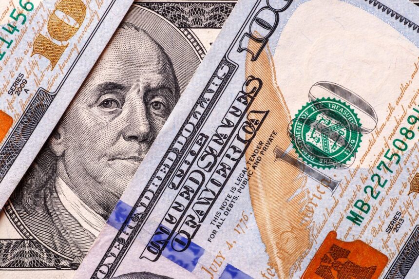 El dólar alcanza valores previos a las elecciones y el riesgo país perforó los 1000 puntos