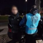 Golpeó a una mujer con una botella para robarle y lo encontraron comprando en un supermercado