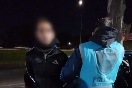 Golpeó a una mujer con una botella para robarle y lo encontraron comprando en un supermercado