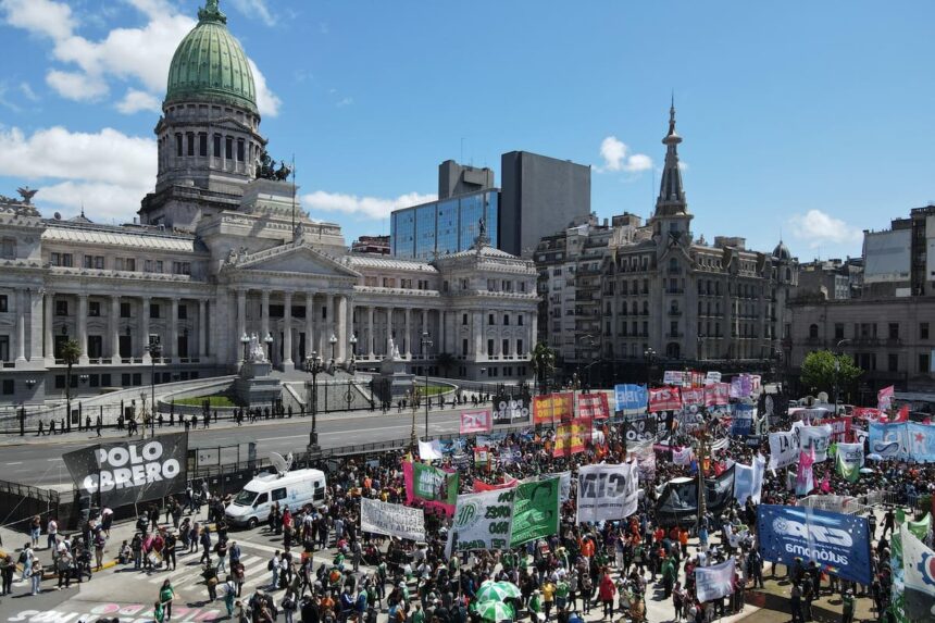 Gremios y partidos opositores se suman a la marcha federal universitaria contra el veto de Milei