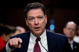Imputan al exdirector del FBI y Trump advirtió que no será el último: “Demócratas corruptos”