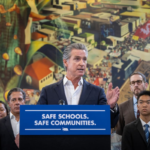 Nueva ley de Newsom en California: qué hacer si agentes del ICE aparecen con el rostro cubierto en una redada