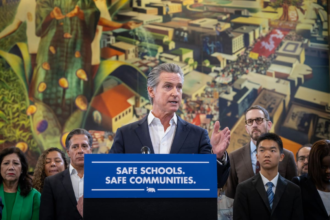 Nueva ley de Newsom en California: qué hacer si agentes del ICE aparecen con el rostro cubierto en una redada