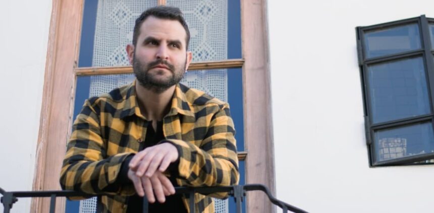 Se enamoró de una chica y su persistencia por conquistarla lo llevó a encontrar su inesperada pasión